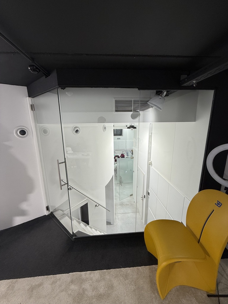 Cloison vitrée en film PDLC installée par FYLM au cabinet d'orthodontie Peps Ortho à Forest, Bruxelles — état mi-opaque mi-transparent